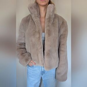 Women's Dusty Pink Faux Fur Jacket With Pockets And Stand Up Collar